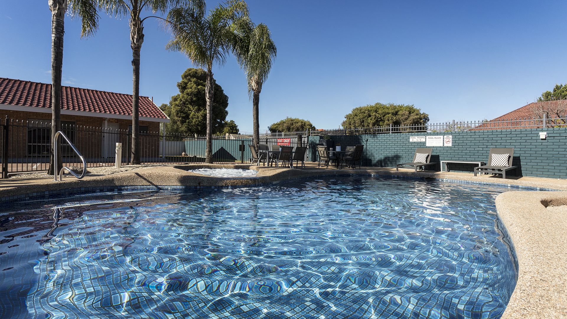 Pool-Pano-Addison-Motor-Inn